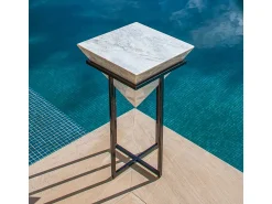 Mesa De Centro| Mesa alta de mármore cinza sem armazenamento, design trapezoidal e base robusta de aço Cinzento