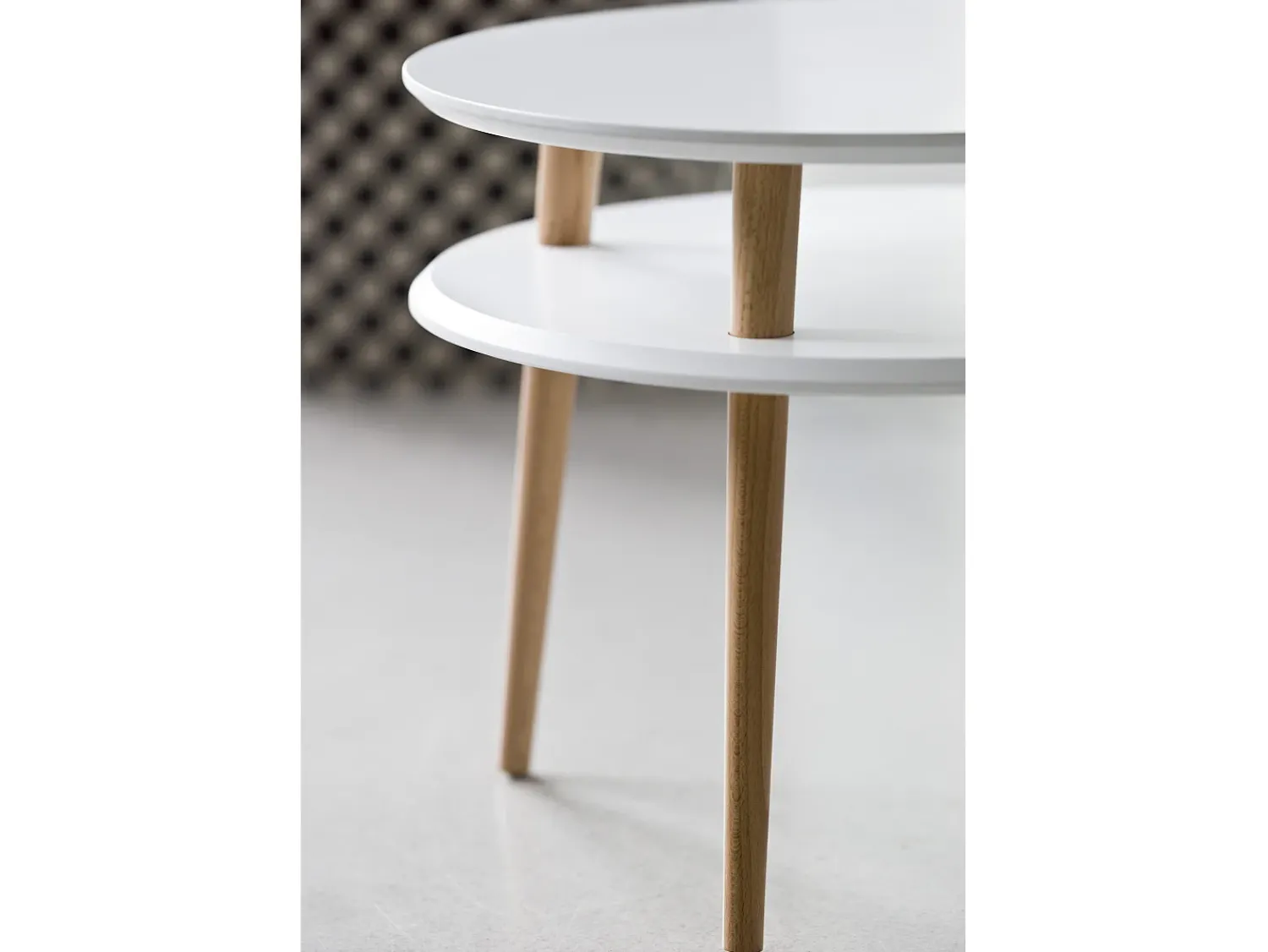 Mesa De Centro* Mesa de centro de dois níveis Dmr. 70 cm x altura 45 cm Ufo Castanho Bege