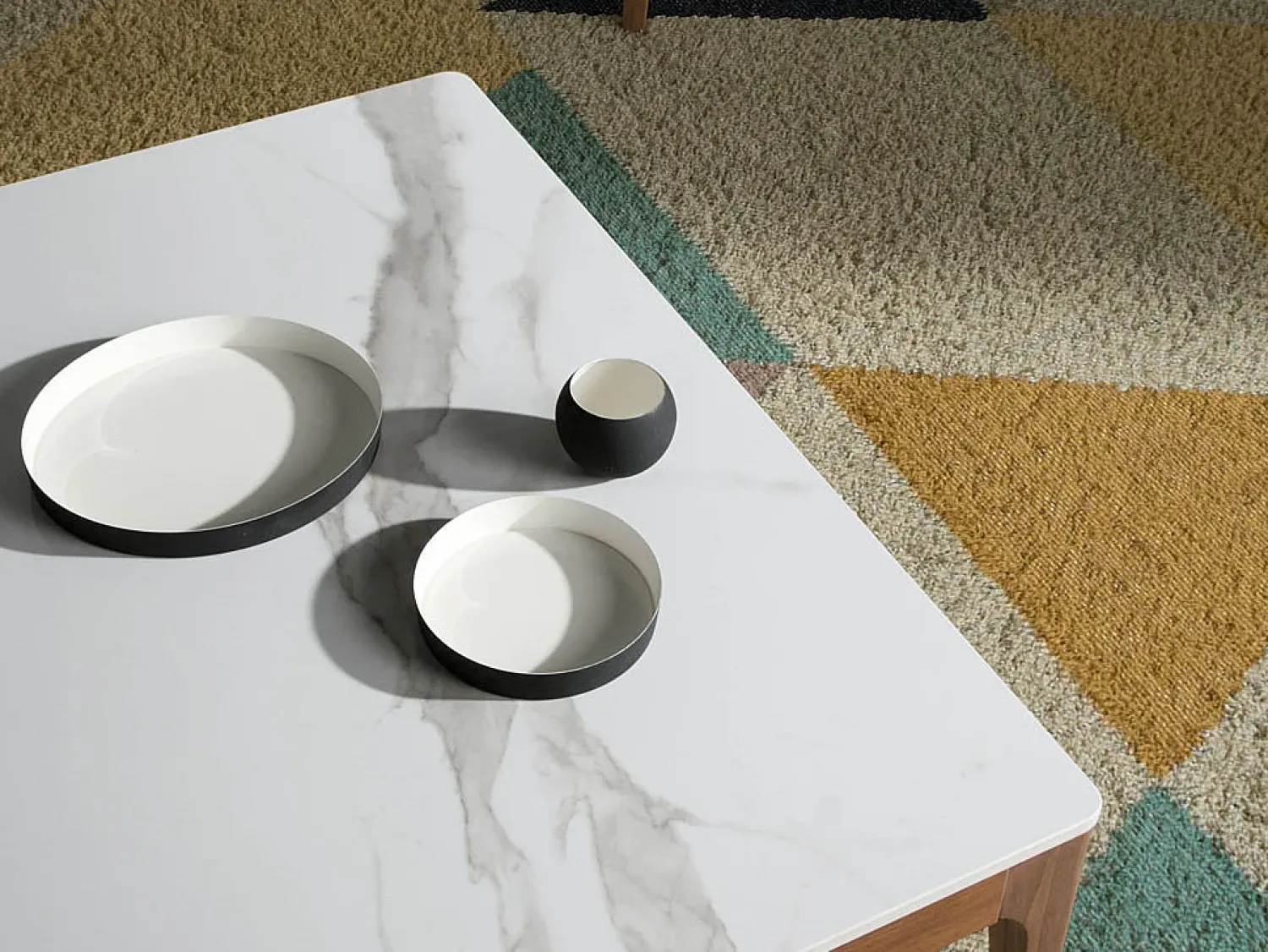 Angel Cerda Mesa de centro quadrada em porcelana, mármore e nogueira 2042^ Mesa De Centro