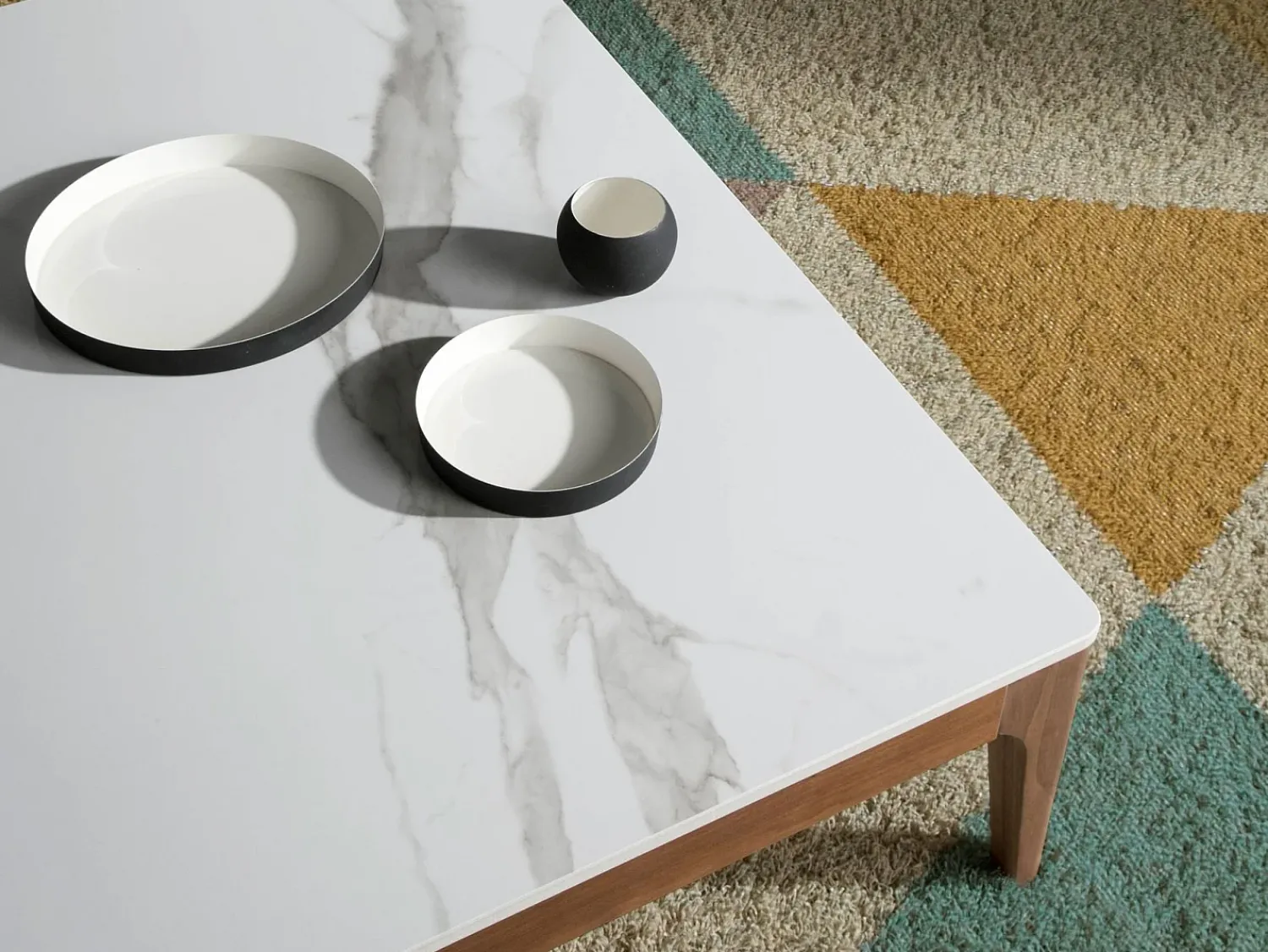 Angel Cerda Mesa de centro quadrada em porcelana, mármore e nogueira 2042^ Mesa De Centro