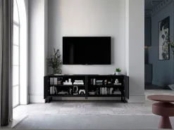 Móvel De Tv| Móvel de TV com 7 portas e nicho – Corpo mate, frentes caneladas mate – 300 cm, estrutura em metal Preto