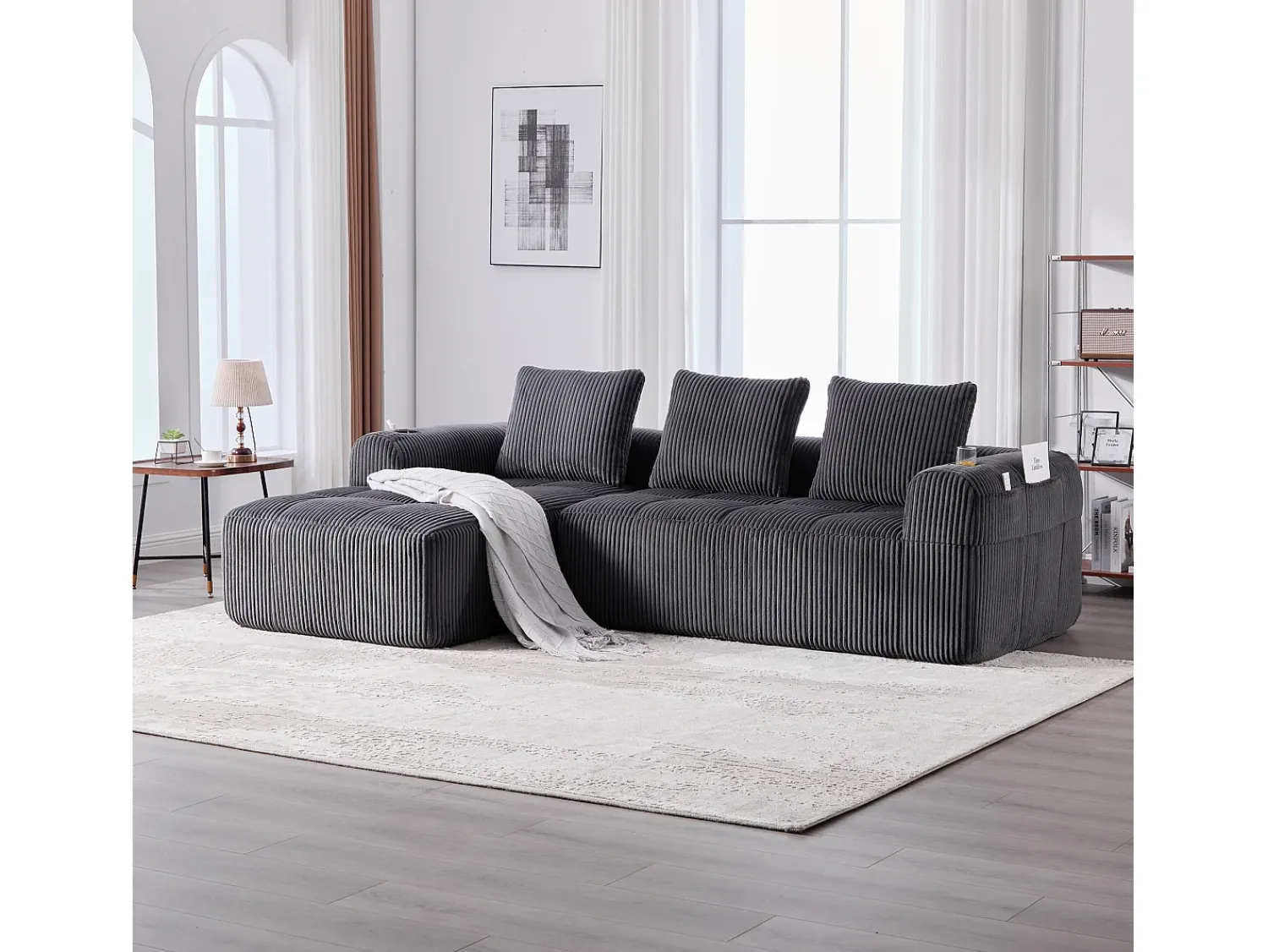 Sofá| Sofá modular compacto em veludo cotelê com bolsos laterais e almofadas, cinza. Cinzento