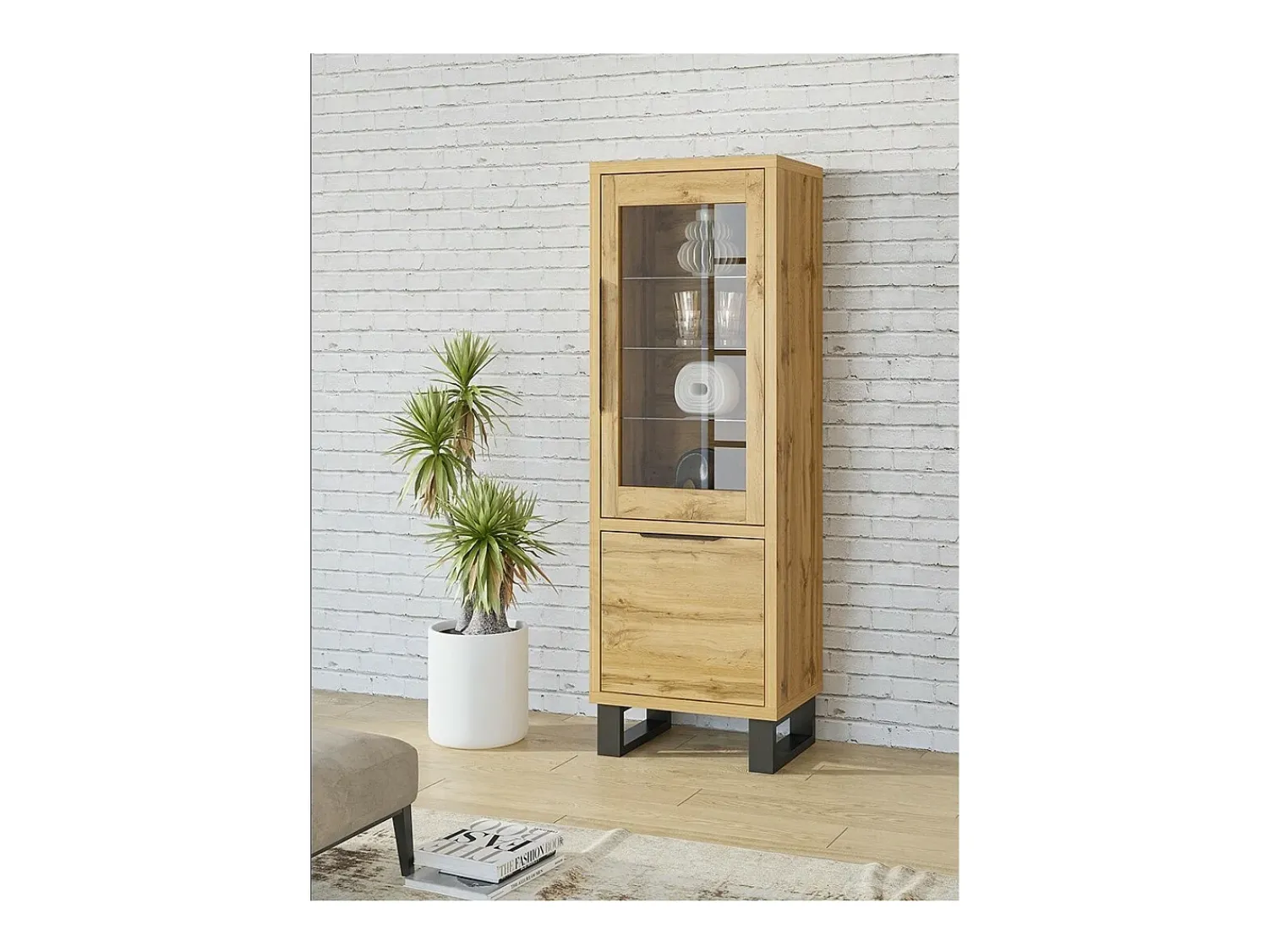 New Meublorama Vitrine na cor carvalho da coleção MILO. Acabamento em preto. Móvel ideal para a sua sala de jantar. Castanho
